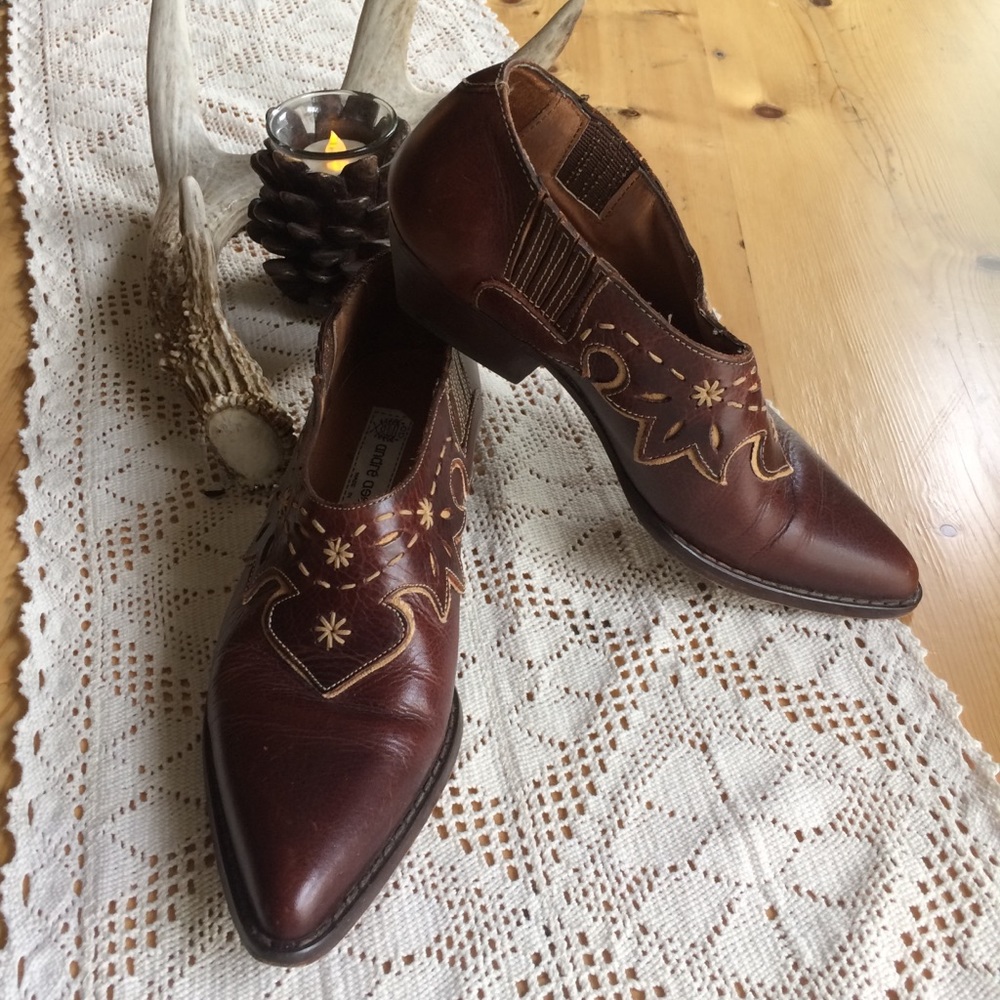 Andre’ Assous 7.5B all leather western ankle boot
